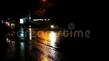 夜间在潮湿的道路上行驶的汽车和摩托车